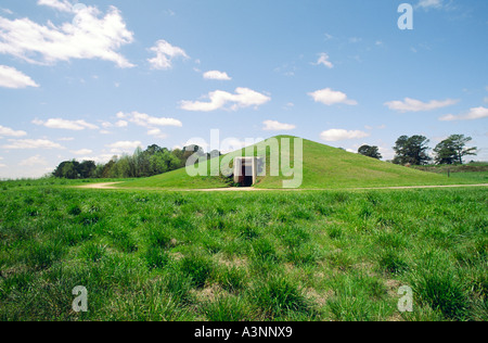 1000 Jahre alten prähistorischen Erde Lodge native Indian Mississippi-Kultur am Ocmulgee National Monument, Macon, Georgia, USA Stockfoto