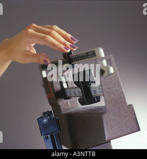 Womans Hand auf Ärzte Waage wiegen Gesundheit wiegen Stockfoto