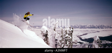 Ski-Action als wagemutige Skifahrer springt von einem Schnee-Gesims im Grand Targhee Ski Resort in östlichen Idaho Stockfoto