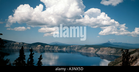 Panorama des Crater Lake National Park in Oregon zeigt die Lake Placid Gewässer und eine Wolke gefüllt Himmel Stockfoto