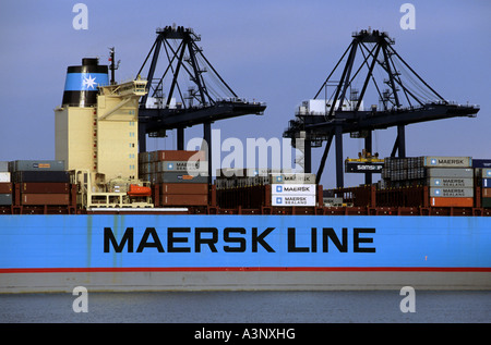 Containerschiff Emma Maersk, einer der weltweit größten Schiffe entladen am Hafen Felixstowe in Suffolk, UK. Stockfoto