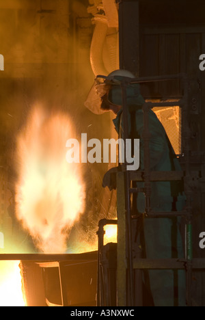 Stahl-Mühle Arbeiter beobachten Lichtbogenofen, Stahl Recycling Fabrik, USA Stockfoto