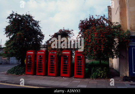 Linie von fünf roten BT Telefonzellen in Dorchester Street, Bath Spa, Somerset, England UK Stockfoto