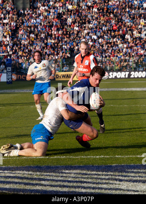 Mauro Bergamasco Kampf gegen Yannick Jauzion als er versuchen Sie Partituren für Frankreich. Italien / Frankreich 3. Februar 2007 Stadio Flaminio Stockfoto