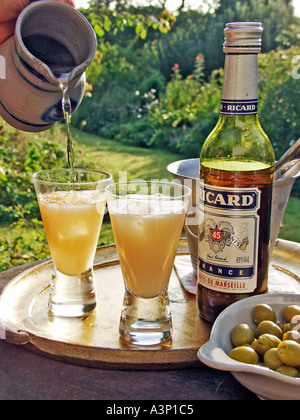 Zwei Gläser Pernod Art trinken ausgegossen in Abendsonne Stockfoto