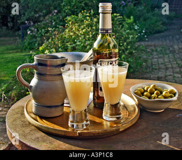 Zwei Gläser Pernod Art trinken ausgegossen in Abendsonne Stockfoto