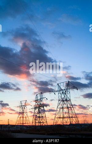 Elektrische Leitungen und Türme, Sonnenuntergang USA Stockfoto