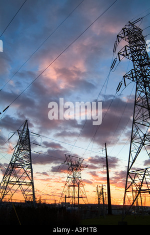 Elektrische Leitungen und Türme, Sonnenuntergang USA Stockfoto