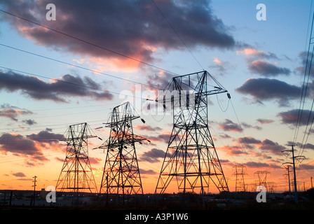 Elektrische Leitungen und Türme, Sonnenuntergang USA Stockfoto