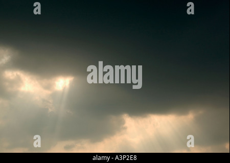 Stürmische Wolken mit Sonne durchscheinen. USA Stockfoto