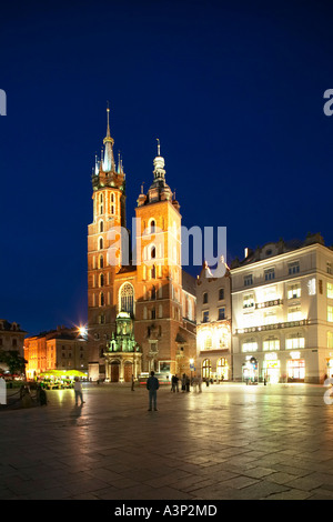 Polen Krakau Altmarkt mit Mary s Kirche bei ni Stockfoto