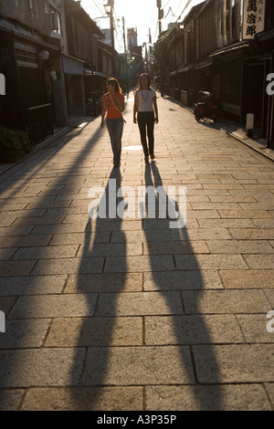 Zwei junge Frauen, die zu Fuß in Gion, Kyoto, Japan Stockfoto