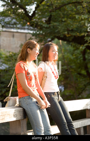 Zwei junge Frauen reden in Gion, Kyoto, Japan Stockfoto