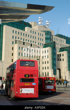 Ansicht des MI6 Intelligence Service-zentrale Gebäude mit Vauxhall Cross Busbahnhof im Vordergrund Vauxhall London England Stockfoto