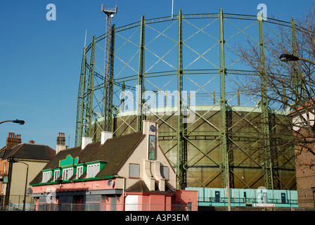 Gaswerke und Kneipe im Kennington Oval London England Stockfoto