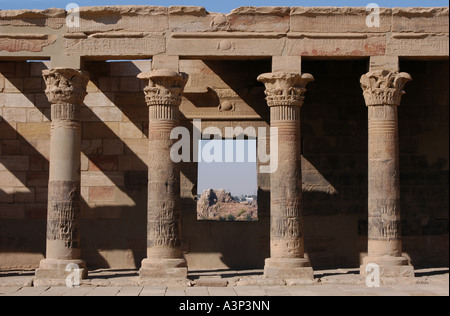 West-Kolonnade der Tempel der Isis auf der Insel Philae, in der Nähe von Assuan, Ägypten Stockfoto