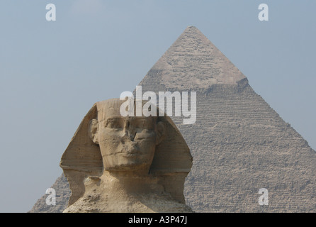 Leiter der Sphinx und die Pyramide des Chephren in Gizeh in der Nähe von Kairo, Ägypten Stockfoto