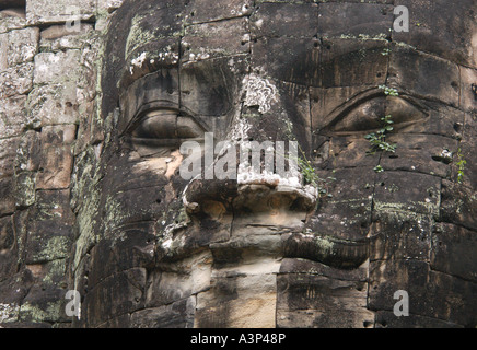 Riesige steinerne Gesicht des Bodhisattva Lokesvara aus dem Siegestor von Angkor Thom Temple in der Nähe von Siem Reap, Kambodscha Stockfoto