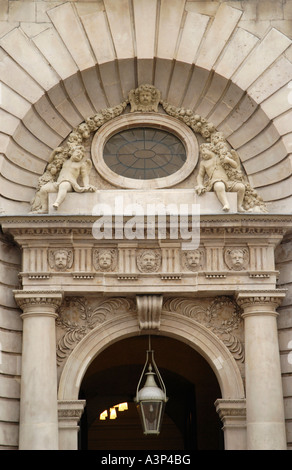 Der Eingang zum St. Mary le Bow Church in Cheapside City of London England hautnah Stockfoto