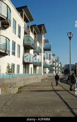 Neue Wohnungen neben am Flussufer Fußweg auf Harbourside Bristol Stockfoto