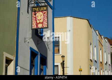 Pub Schild und bunt bemalten Häusern in Clifton bei Bristol Gloucestershire, England Stockfoto