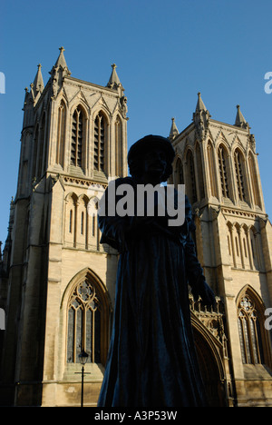 Bristol Kathedrale außen mit Statue von Raja Rammohun Roy in den Vordergrund, Bristol, Gloucestershire, England Stockfoto