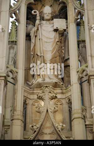 Nahaufnahme von Butter zu überqueren, die Statue des Bischofs Wykeham in Winchester High Street, Winchester, Hampshire, England, UK Stockfoto