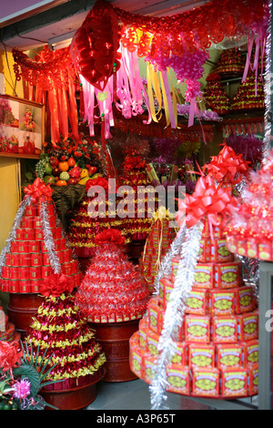 Religiöse Attribute, mit denen die Vietnamesen für Ahnenkult (Vietnam 2006) Stockfoto