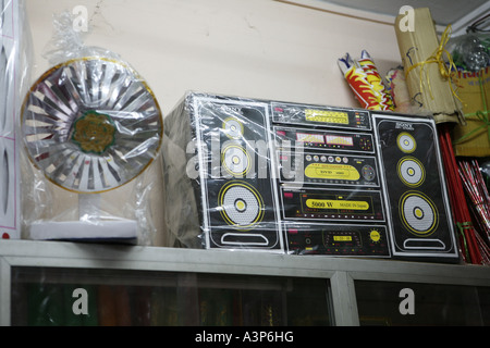 Religiöse Attribute, mit denen die Vietnamesen für Ahnenkult (Hanoi, Vietnam 2006) Stockfoto
