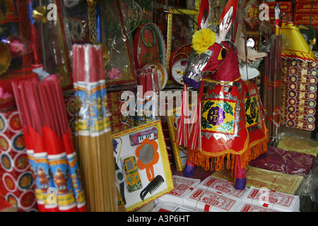 Religiöse Attribute, mit denen die Vietnamesen für Ahnenkult (Hanoi, Vietnam 2006) Stockfoto