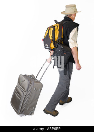 Rückansicht des männlichen Reisenden ziehen Gepäck und fahren Sie weiter Taschen Rucksack auf weißem Hintergrund Stockfoto