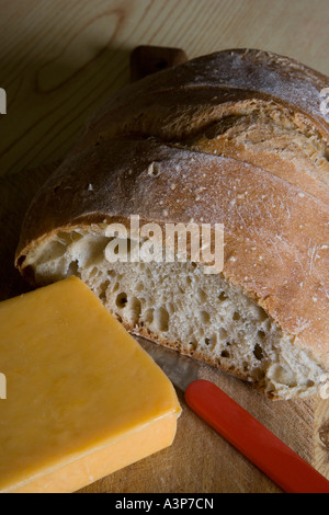 Englischer Cheddar-Käse und frischen Vollkornbrot Brown Stockfoto