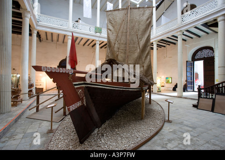 Sansibar Tansania A traditionellen Dhau Boot auf Display in das Haus der Wunder Nationalmuseum in Stone Town Stockfoto