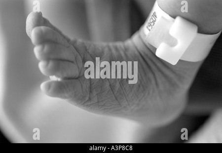 Nahaufnahme des Babys Fuß mit Krankenhaus-Armband Stockfoto