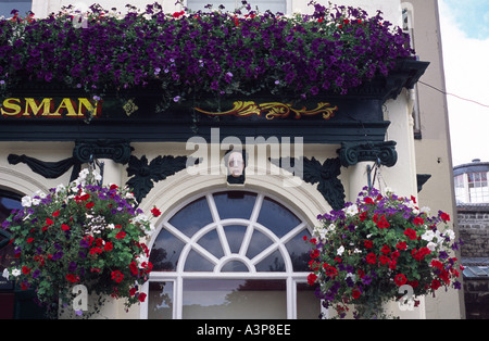 Blütenpracht auf der Huntsman Pub Bath Spa, Somerset, Großbritannien Stockfoto