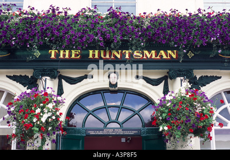 Blütenpracht auf der Huntsman Pub Bath Spa, Somerset, England UK Stockfoto