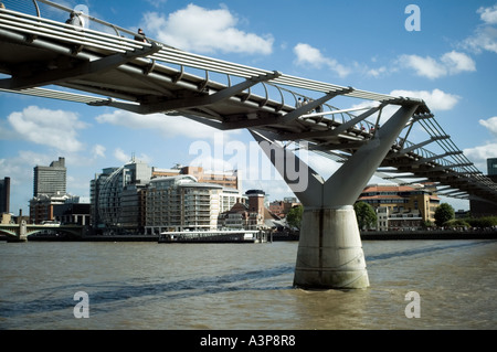 Millennium Bridge (wackelige Brücke) über den Fluss Themse, London Stockfoto