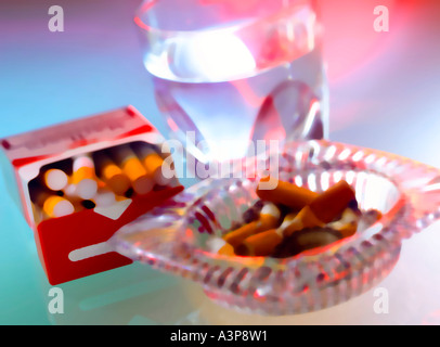 gefährliche Mischung Alkohol Zigaretten Stockfoto