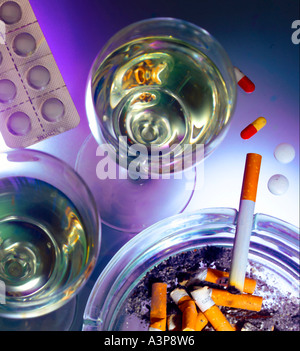 gefährliche Mischung Alkohol Zigaretten Tabletten Stockfoto