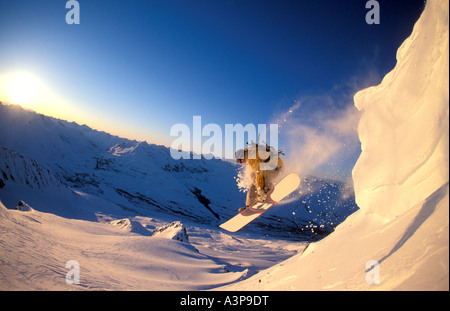 Snowboarder kommen aus Ridge in Alaska Stockfoto