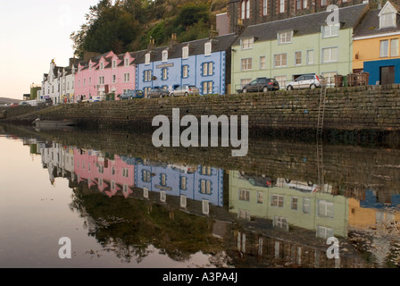 Reflexionen von Gebäuden entlang der Uferpromenade von Portree Hafen, Isle Of Skye, Schottland Stockfoto