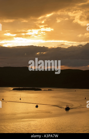 Sonnenuntergang über der Insel Kerrera und Boote in Oban Bay, Schottland Stockfoto