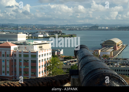 Eine Kanone von El Castillo de San Cristobal schützt den inneren Hafen von San Juan, Puerto Rico Stockfoto