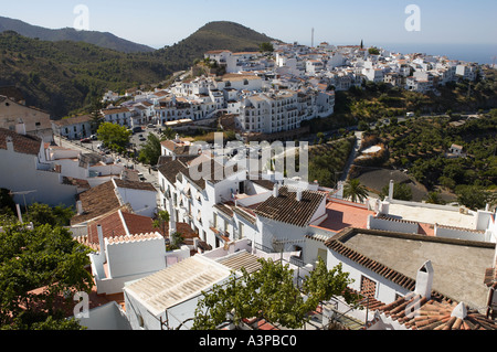 Blick hinunter auf das hübsche Dorf Frigiliana Malaga Costa Del Sol Spanien Stockfoto