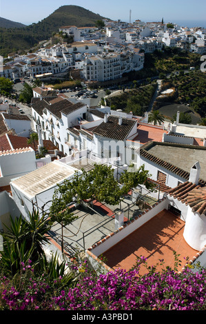 Blick hinunter auf das hübsche Dorf Frigiliana Malaga Costa Del Sol Spanien Stockfoto