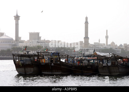 Dhaus gefesselt in Dubai Creek mit Dubai Altstadt im Hintergrund Stockfoto