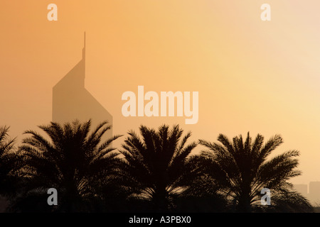 Moderne Wolkenkratzer bei Sonnenuntergang mit Palmen im Vordergrund, Dubai, Vereinigte Arabische Emirate, Naher Osten Stockfoto