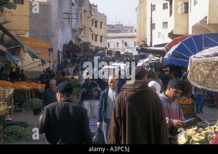 Marktstände auf einer belebten Straße in Fes Marokko Stockfoto