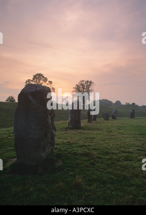 Alten Steinen und Erdarbeiten umgeben das Dorf Avebury in Wiltshire, England Stockfoto