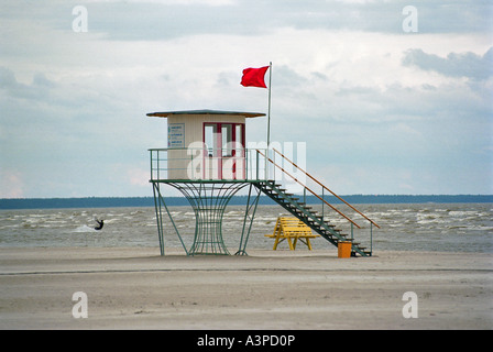 Ein Rettungsschwimmer-Turm mit einer roten Flagge, Bay Pärnu, Estland Stockfoto